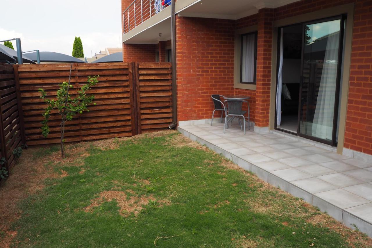 Or Tambo Self Catering Apartments, The Willows Boksburg Exterior foto
