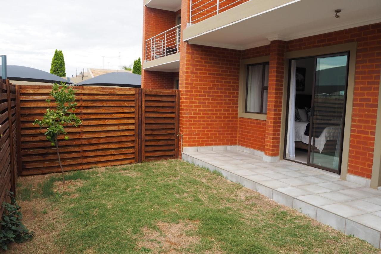 Or Tambo Self Catering Apartments, The Willows Boksburg Exterior foto