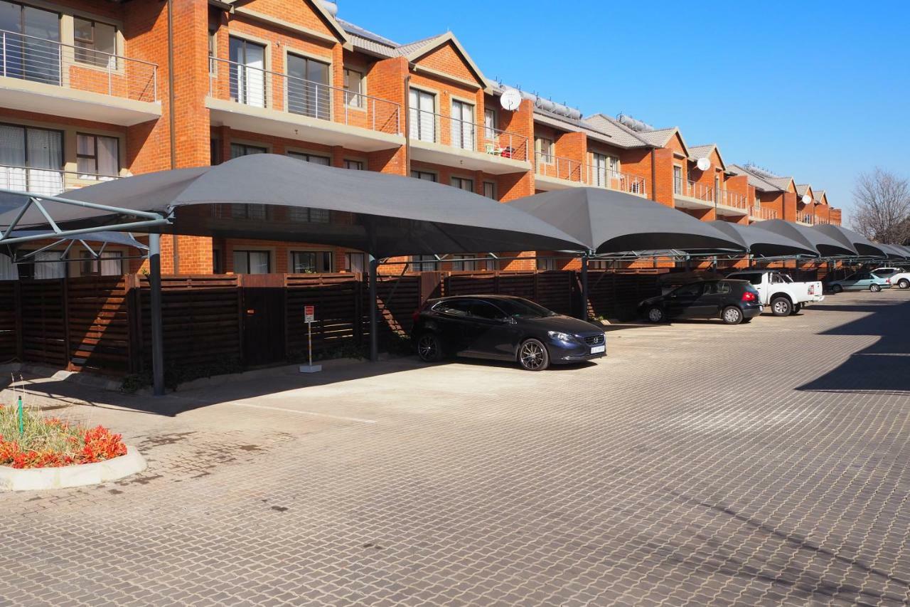 Or Tambo Self Catering Apartments, The Willows Boksburg Exterior foto